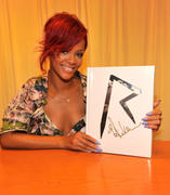 th_60941_RihannasignscopiesofRihannaRihannainNYC27.10.2010_249_122_234lo.jpg