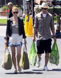th_74986_Preppie_-_Jessica_Biel_shopping_at_Whole_Foods_in_Brentwood_-_July_4_2009_8372_122_397lo.jpg