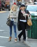 Sienna Miller (Сиенна Миллер) Th_27660_Preppie_-_Sienna_Miller_out_and_about_in_New_York_City_-_Dec._10_2009_596_122_419lo