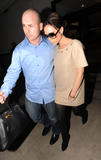 th_07377_celebrity_paradise.com_Victoria_Beckham_Lax_airport_019_122_86lo.jpg