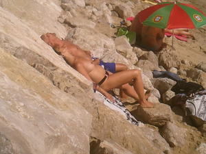 donna sulla spiaggia facendo topless 2013-13e7ihar06.jpg