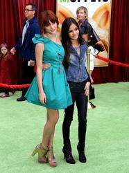 http://img264.imagevenue.com/loc220/th_596172147_Bella_Thorne_The_Muppets_Premiere_Hollywood_122_220lo.JPG