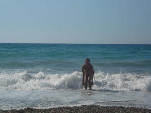 Unknown girl playing topless in Korfu beach Greecer4evc0skzt.jpg