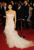 http://img264.imagevenue.com/loc350/th_66957_celebrity_paradise.com_TheElder_HalleBerry135_122_350lo.jpg